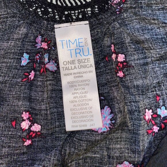 Time and True cover up. Black floral kimono One size - Picture 7 of 11